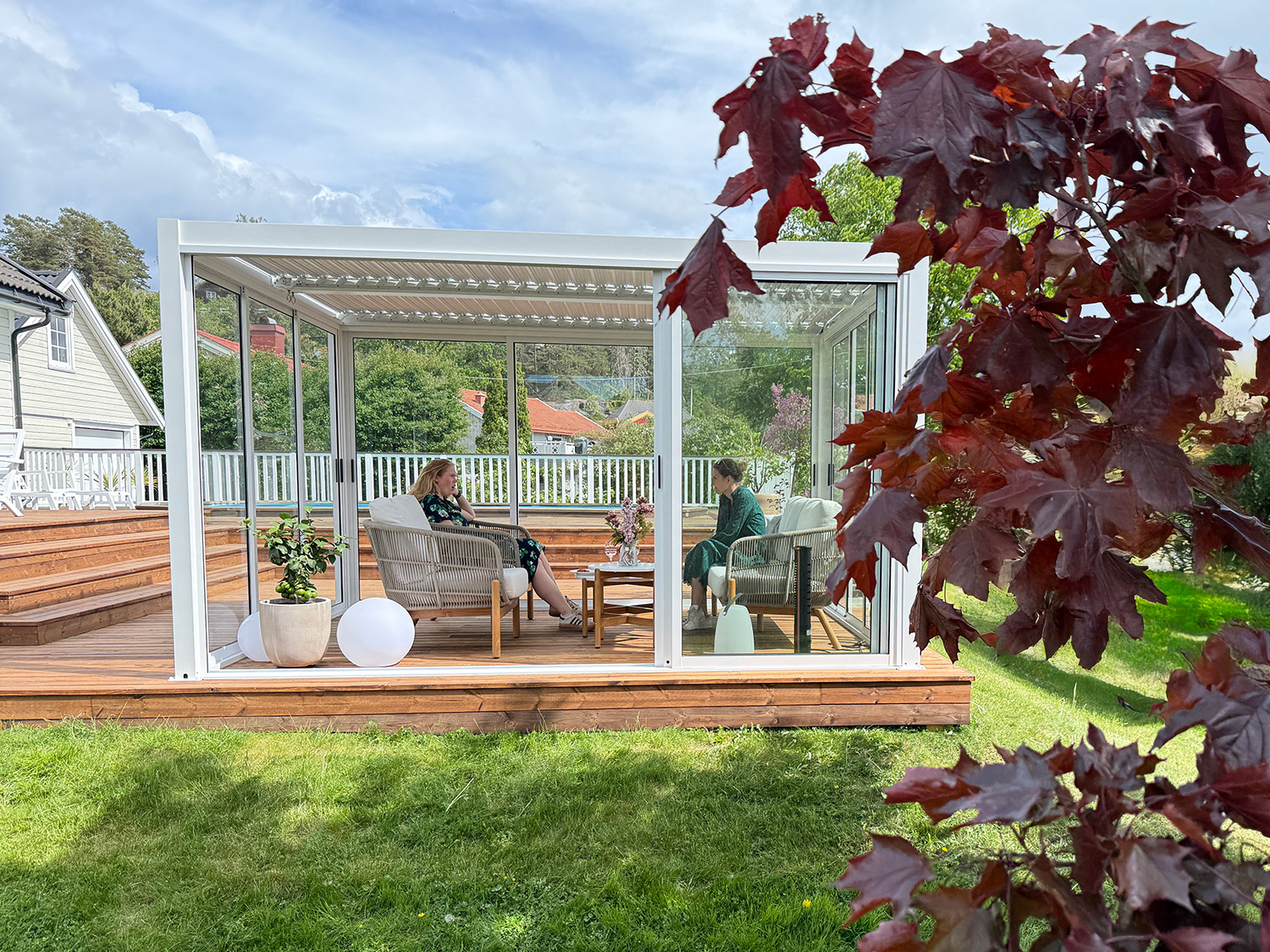 Endelig på plass: Vår nye pergola med skyvedører i glass