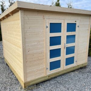 Bod ubehandlet med hvite dører i miljø med info i bildet på fordeler og størrelse. Illustrasjon