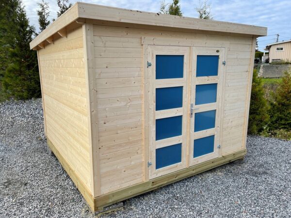 Bod ubehandlet med hvite dører i miljø med info i bildet på fordeler og størrelse. Illustrasjon