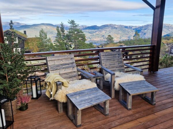 Large_Fjelltopp sett 4_3 Fjelltopp sett med 2 loungestoler, fotskamler og bord