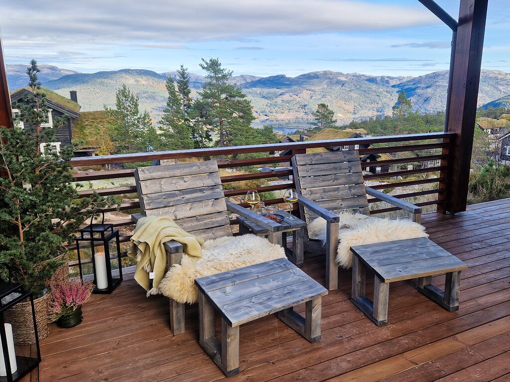 Fjelltopp sett med 2 loungestoler, fotskamler og bord - Bilde 1