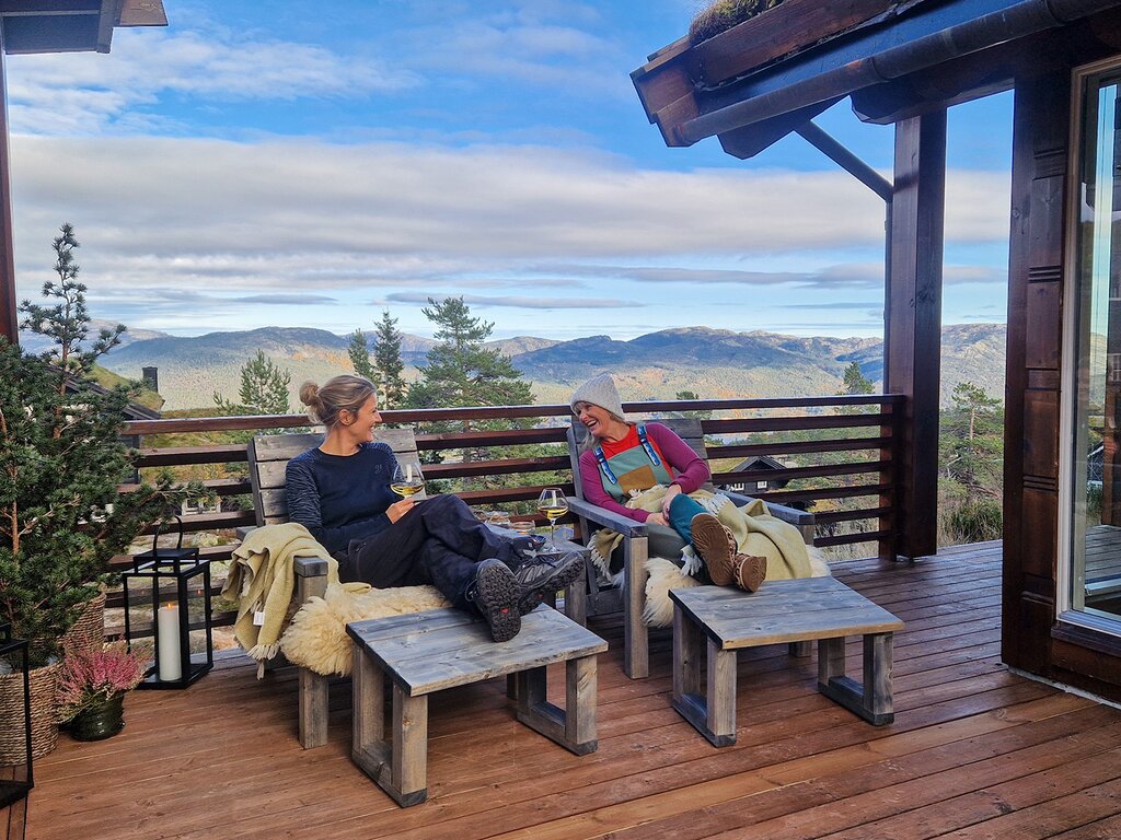 Fjelltopp sett med 2 loungestoler, fotskamler og bord - Bilde 2