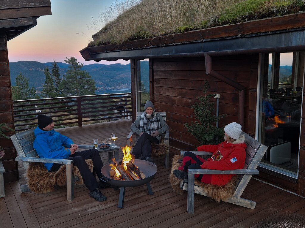 Fjelltopp sett med 2 loungestoler, fotskamler og bord - Bilde 4