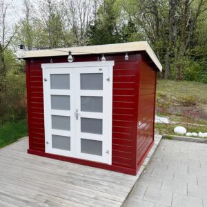 Rødmalt bod på heller med dører igjen og små ruter i døren. Info i bildet på størrelse og fordeler. Kundebilde