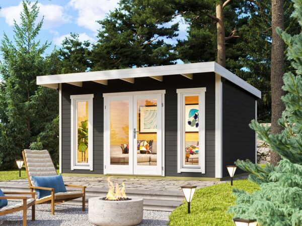 Mørk grått anneks i hage