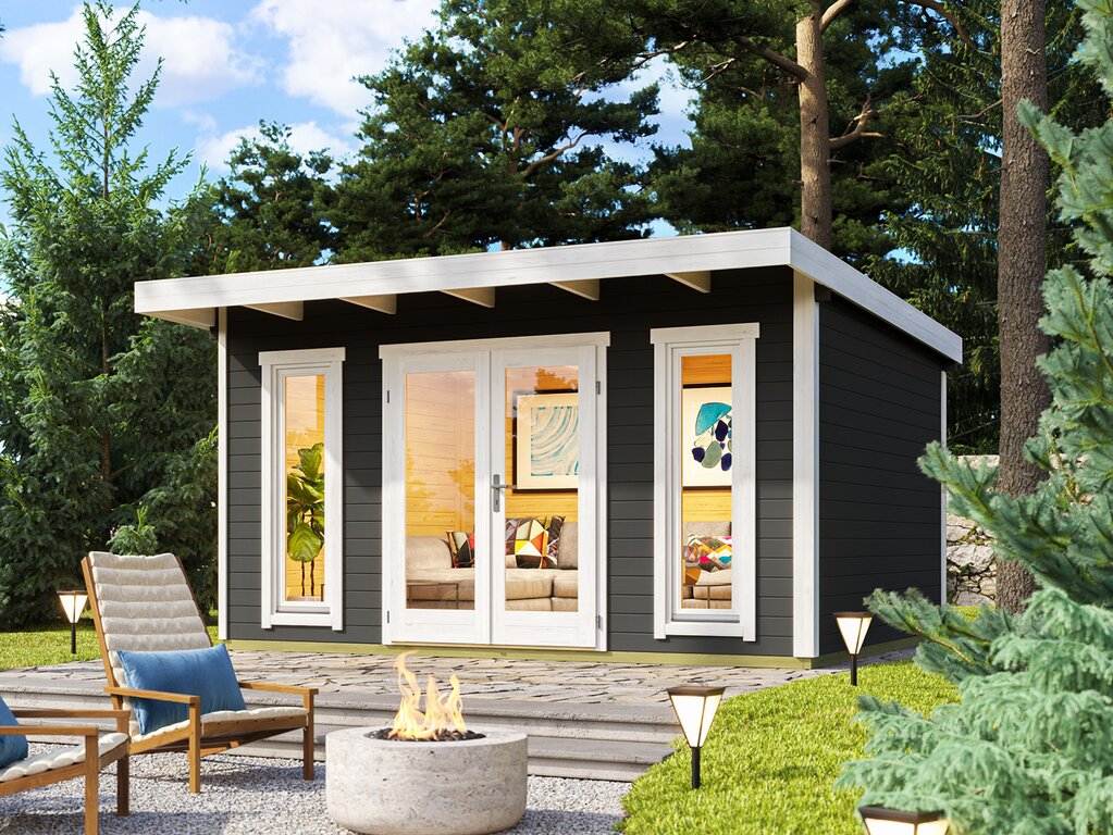 Mørk grått anneks i hage