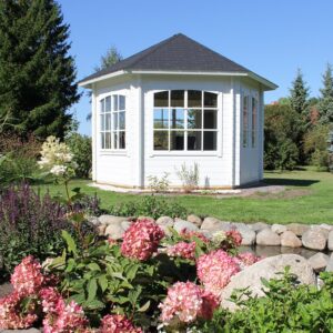 hvitt lysthus i hage