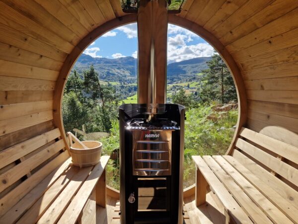 innsiden av sauna med vedovn