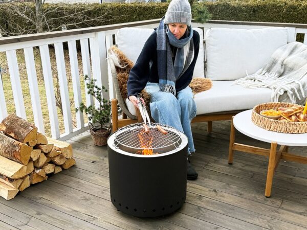 Large_Smokeless bålpanne Dame som griller pølse på bålpanne. Kundebilde.