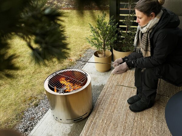 Large_Smokeless sølv marsm 4_3 Dame som griller mashmellows på bålpanne. Bilde.
