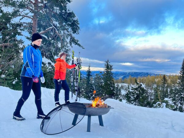 Large_Stål bålpanne med to damer og ski Bålpanne støpejern 75cm