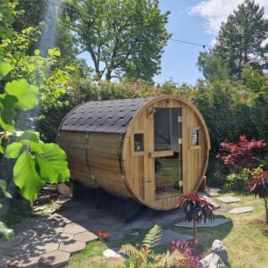 Tønne sauna i en hage.