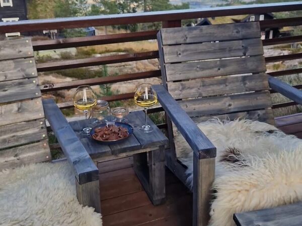 Large_original_Trebord til fjelltopp tremøbel serie_2 Fjelltopp sett med 2 loungestoler, fotskamler og bord