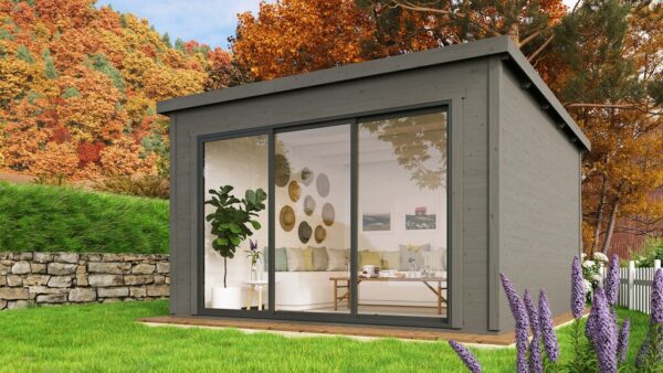 Grått anneks i hage på høsten med store glass skyvedører