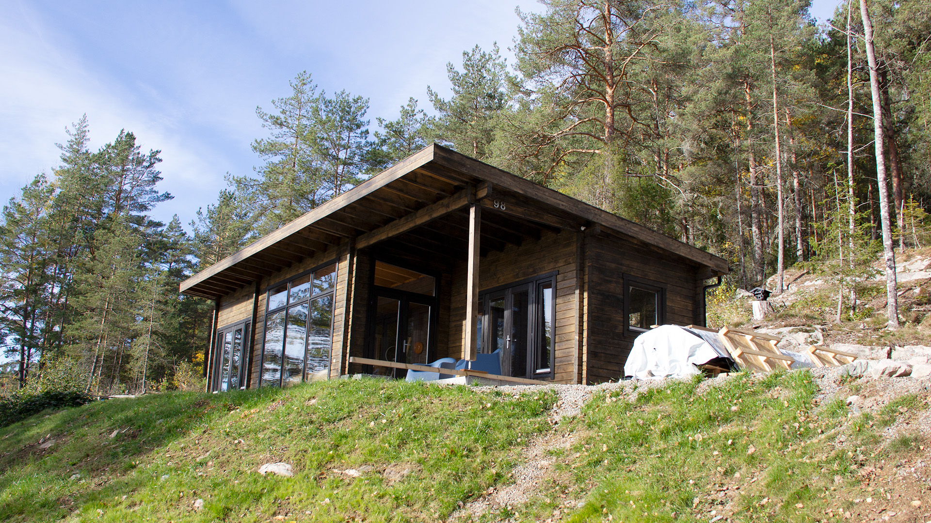 Gustav bygger hytta selv til under en million