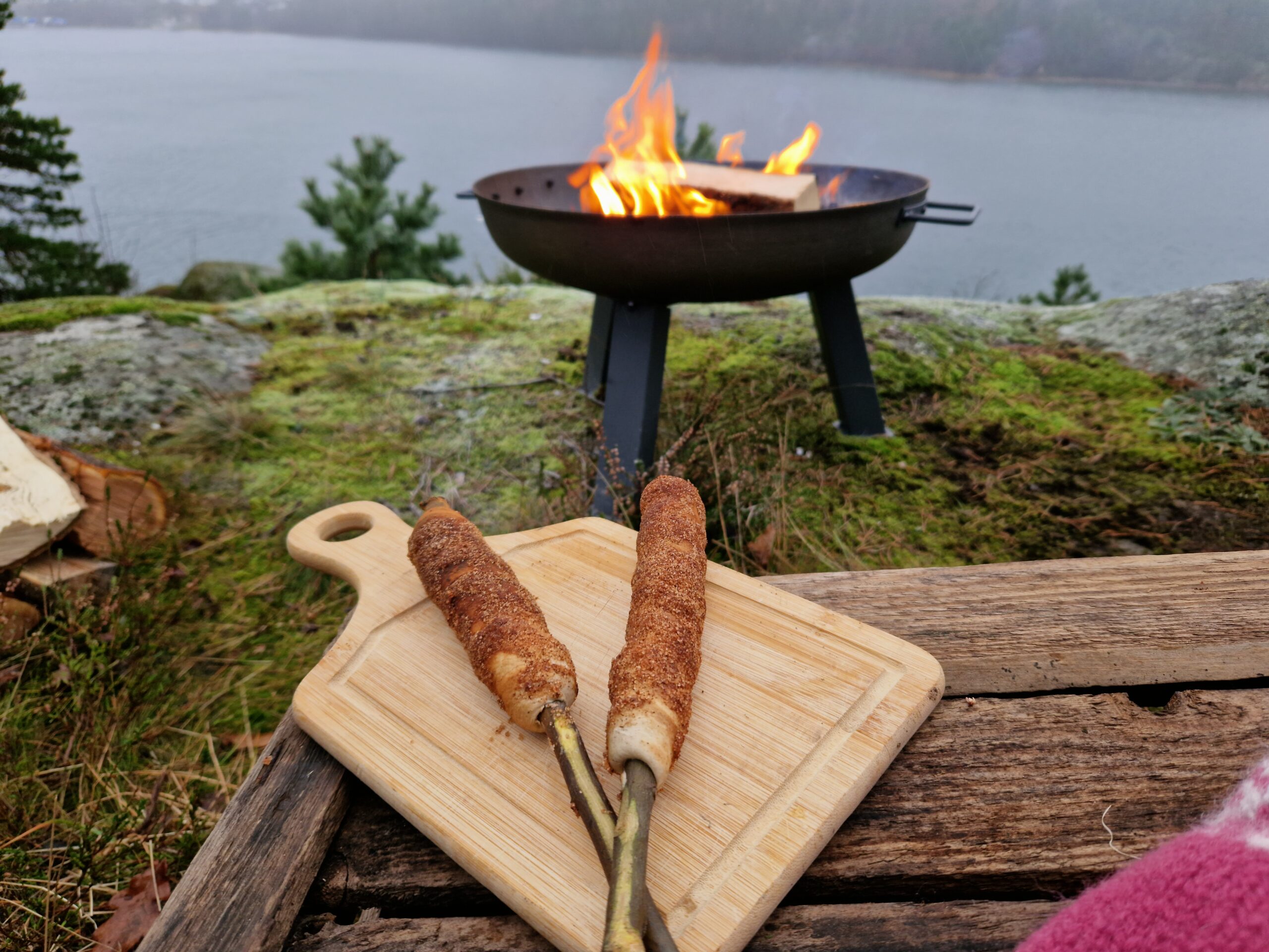 Lag nydelige kanelpinner på bålpannen