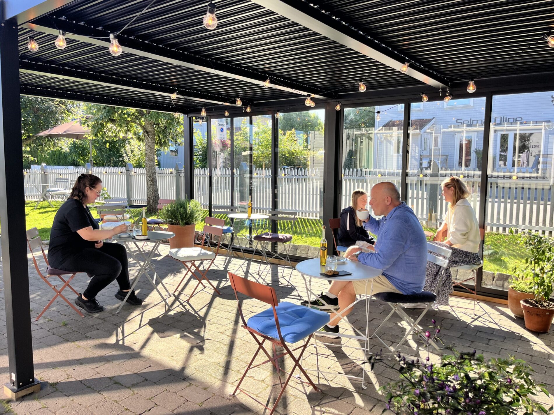 Herr&Fru byr på mat, musikk og hygge under vår pergola på Teie