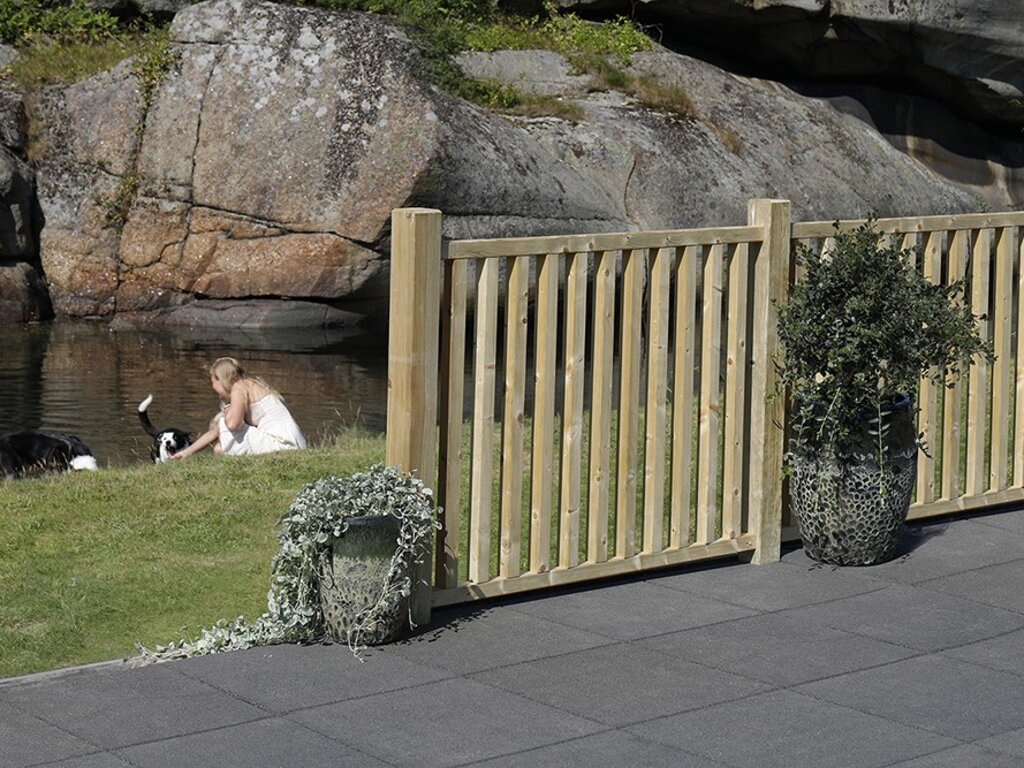 Terrasse med gummiheller og vann i bakgrunn. Bilde.