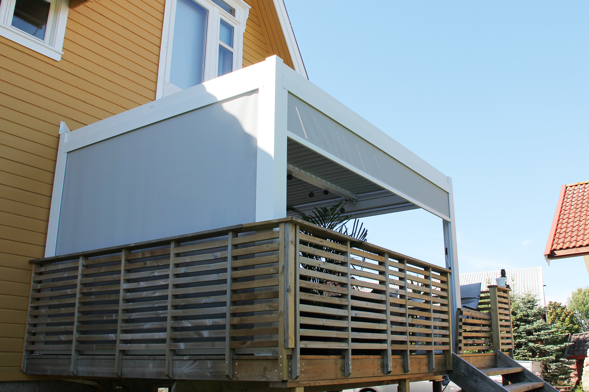 Lun sone på terrassen med en pergola