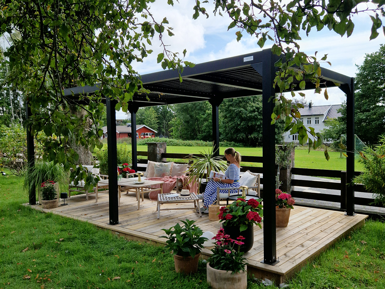 Stor pergola i en av Larviks historiske hager