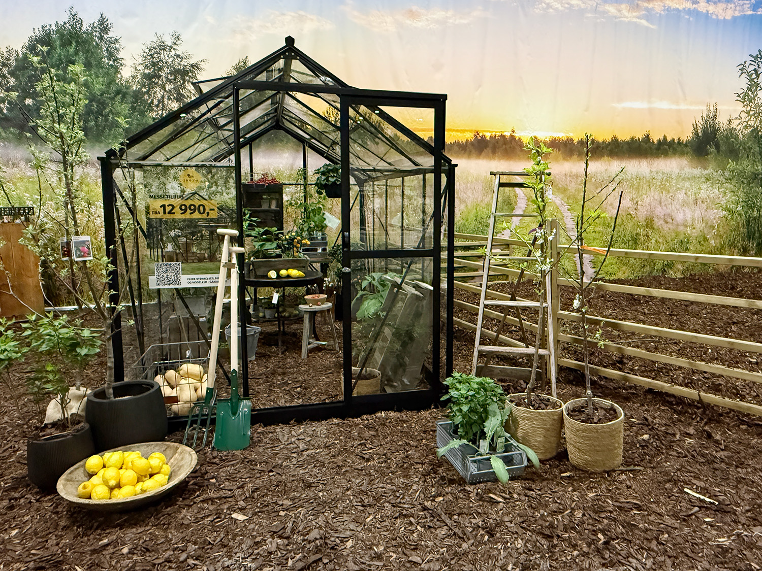 Et drivhus på hagemessen – bygging i inspirasjonshagen til Lillerud Gård