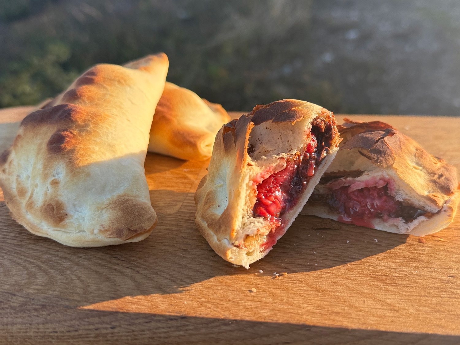 Mini innbakte pizzaer med Nutella og bringebær – himmelsk søtt fra pizzaovnen!