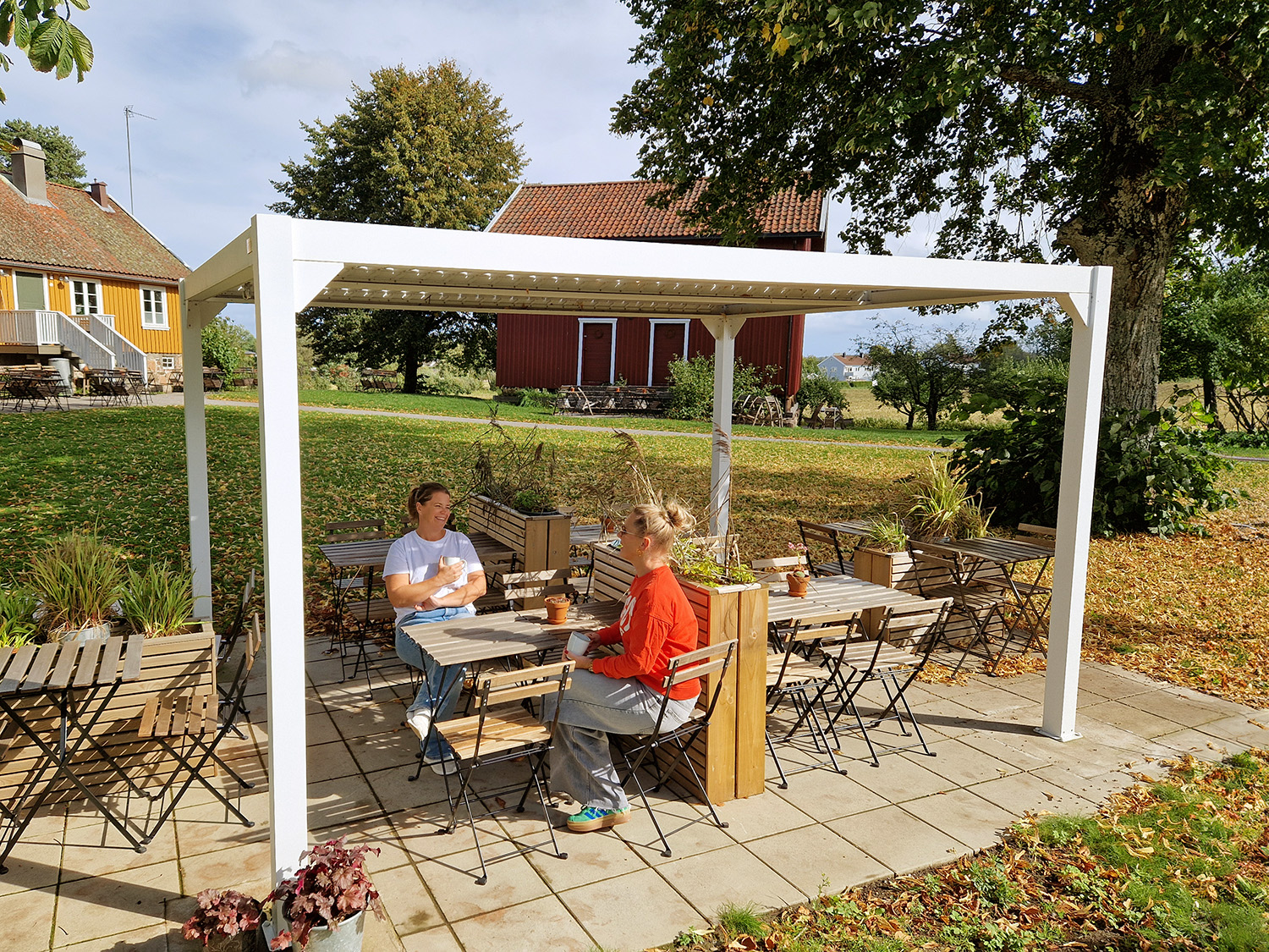 Hvit pergola 2 år etter montering