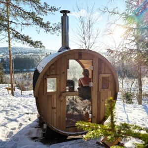 dame i badstutønne på vinteren