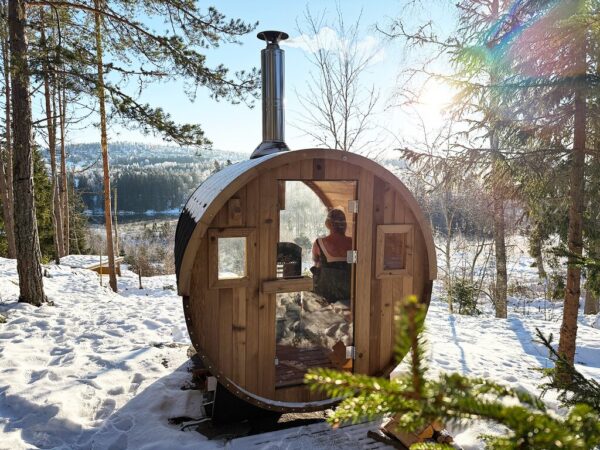 Large_Badstu7 4_3 dame i badstutønne på vinteren