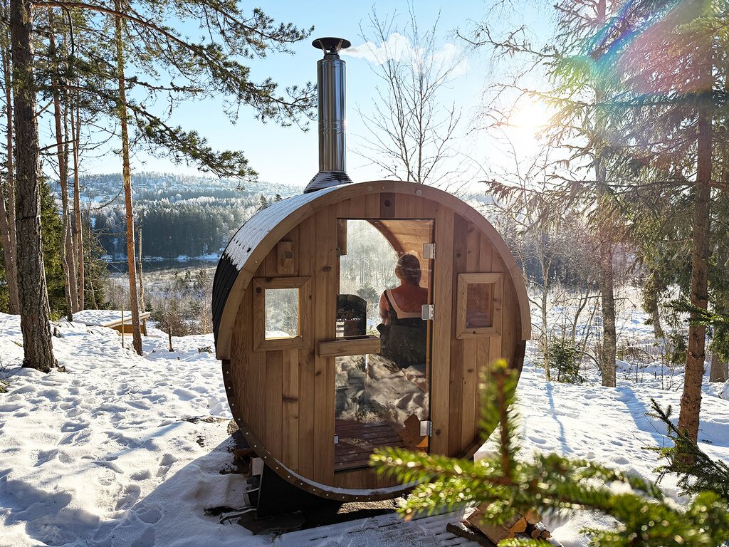 dame i badstutønne på vinteren