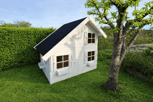 Large_Lekehus baloo hvit i grønn hage Lekehus Baloo