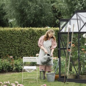 Large_solstuen drivhus i hage med dame som vanner Drivhus Royal Well Solstuen 6,1m² Sort