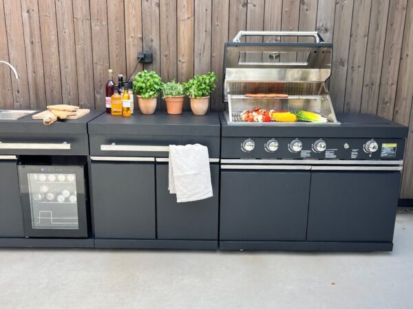 Komplett utekjøkken med grill, kjøleskap og vask sort