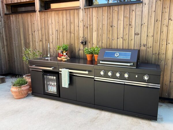 Komplett utekjøkken med grill, kjøleskap og vask sort