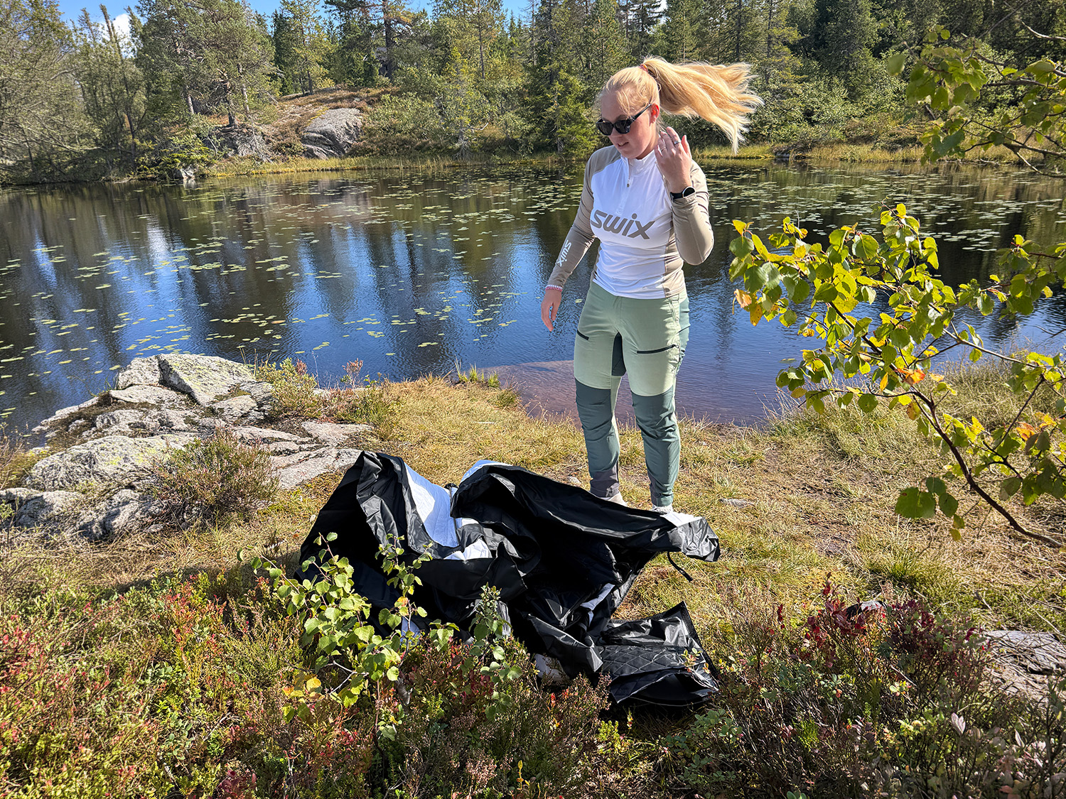 Så enkelt setter du opp et badstutelt – se Sara gjøre det på under ett minutt