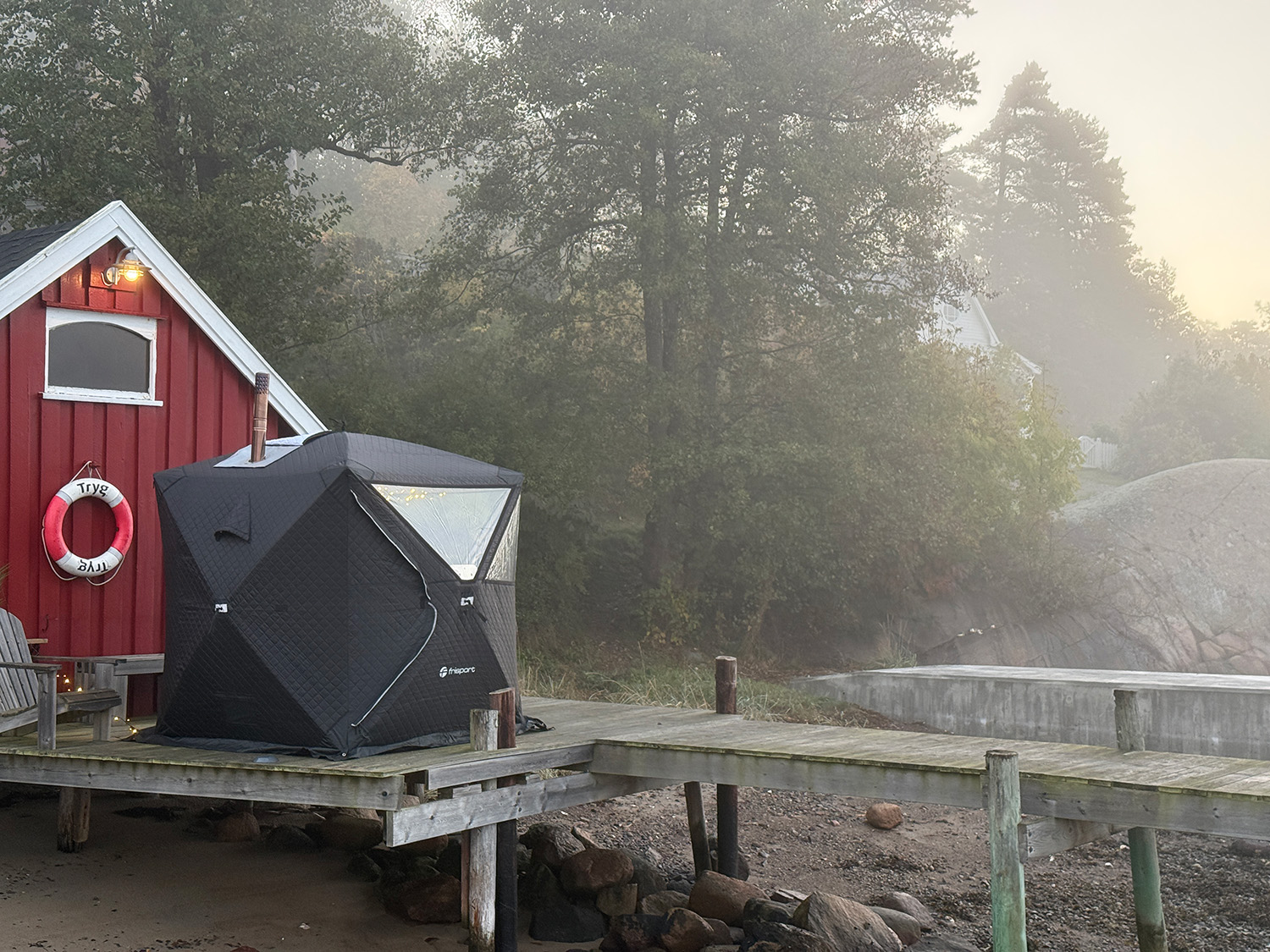 Vi tok med badstuteltet til badeplassen Nebba – og fant to morgenbadere!